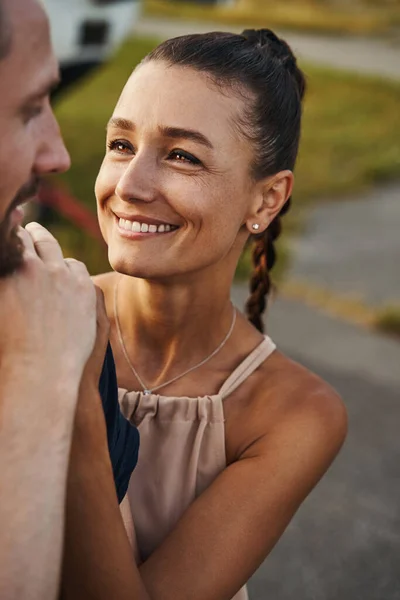 Portret van een vrouw staren naar vriendje met liefde — Stockfoto