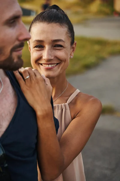 Nahaufnahme von charmanten Frauen, die vor der Kamera posieren — Stockfoto