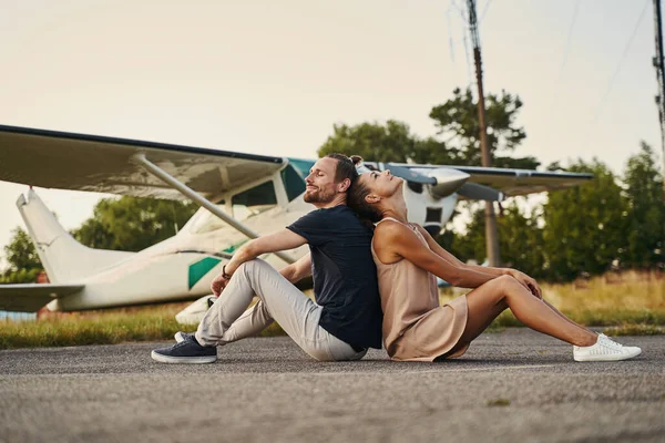 Zwei liebende Menschen genießen ihr romantisches Date — Stockfoto