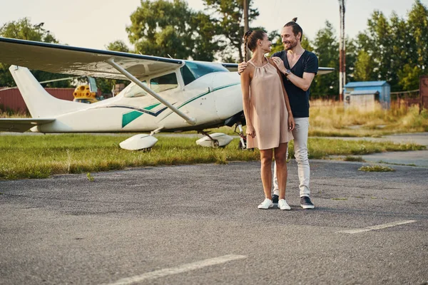 Two happy people looking at each other — Stock Photo, Image