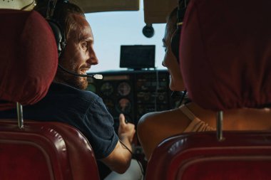 Genç erkek, güzel ortağına bakıyor.