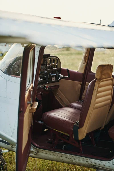 Nahaufnahme des Retro-Cockpits im Flugzeug — Stockfoto