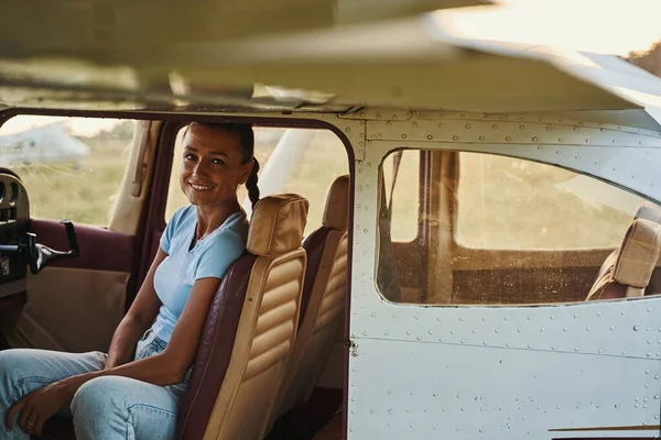 Retrato de mujer linda mirando a la cámara — Foto de Stock