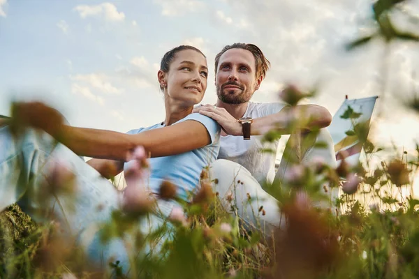 Enfocado foto en pareja amorosa tener fecha —  Fotos de Stock