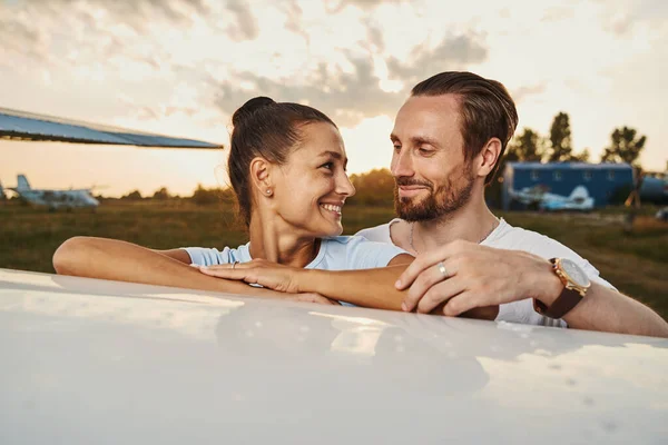 Duas pessoas felizes olhando uma para a outra — Fotografia de Stock