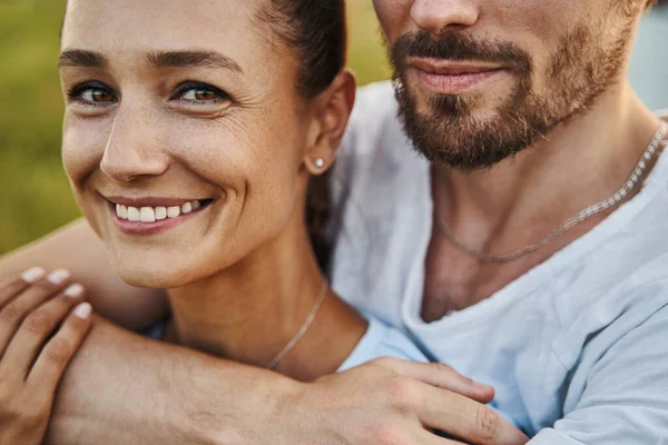 Retrato de mujer complacida enamorada — Foto de Stock