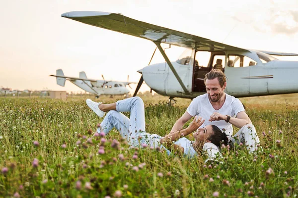 Duas pessoas encantadas se divertindo no aeródromo — Fotografia de Stock