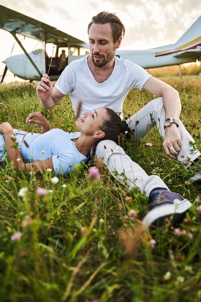 Amable morena hombre descansando en la naturaleza — Foto de Stock