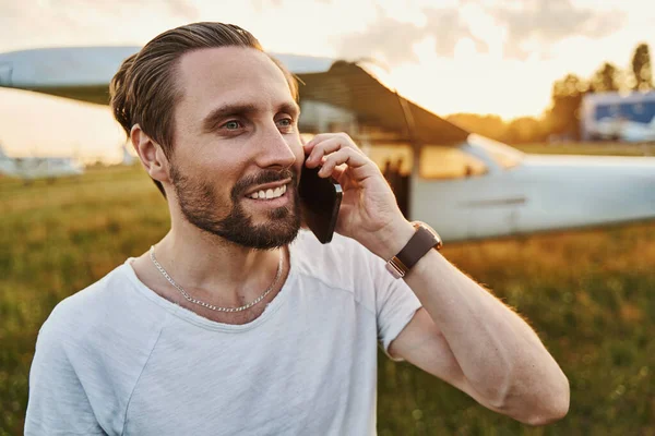 Портрет красивого чоловіка, що розмовляє по телефону — стокове фото