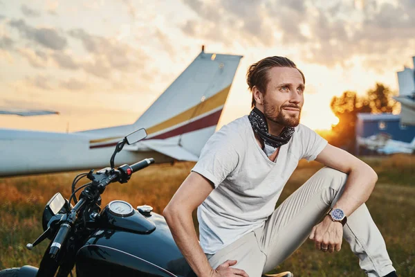 Primer plano de hombre barbudo disfrutando de la puesta del sol —  Fotos de Stock