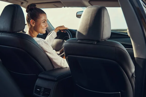 Personne sur le siège avant conduisant une voiture sur la route — Photo