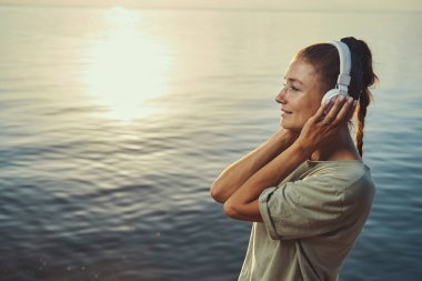 Lakeshore 'da müzik eşliğinde turist dinleniyor.