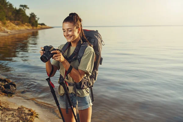 Photographer getting ready to take a shot with camera — Stock Photo, Image