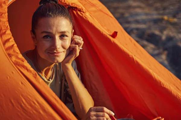 Freundliche Backpacker im Zelt starren in die Kamera — Stockfoto