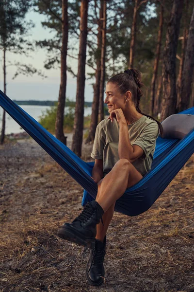 Traveller sitting in hammock and looking to the side — Stock Photo, Image