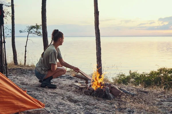 Camper heizen Feuer in der Natur mit Holzbrennstoff an — Stockfoto