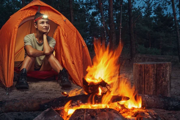 Camperin genießt Nacht im Wald — Stockfoto