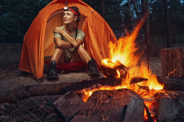 Nächtliches Zelten im Wald der Wanderin — Stockfoto