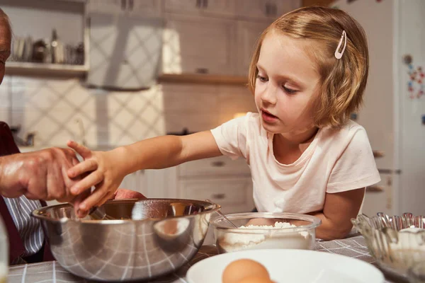 大人女性取ります泡立て器から女の子手 — ストック写真