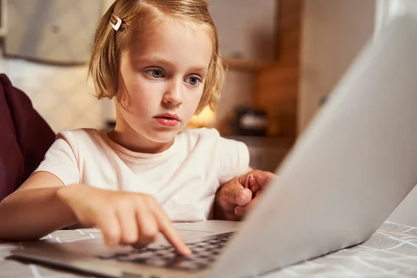 Gericht kind drukt op een knop op laptop toetsenbord — Stockfoto