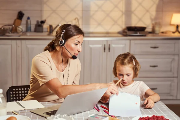 Femmina distrarre dal lavoro e voltare pagina per sua figlia — Foto Stock