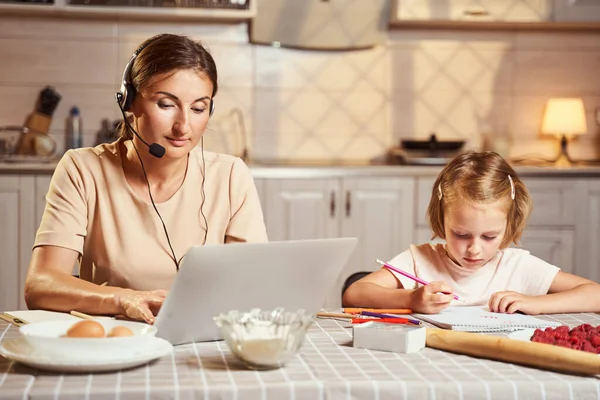 Donna e bambino focalizzati sul lavoro e sul disegno — Foto Stock