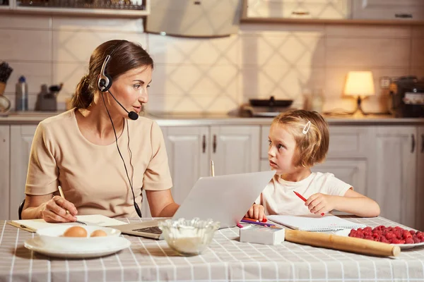 Lavorare madre e figlia guardando l'un l'altro — Foto Stock