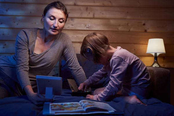 Rodič čtení dívčí příběhy z tabletu, zatímco ona bere sponku — Stock fotografie