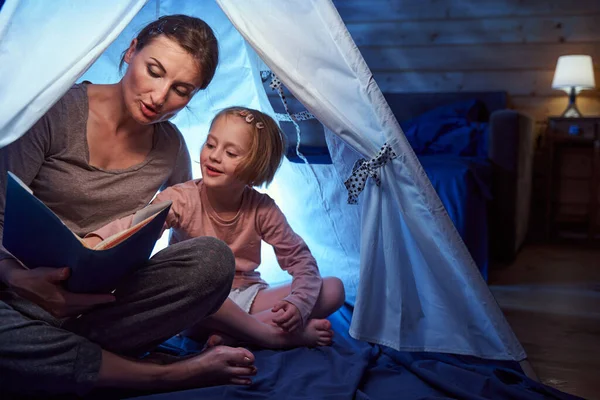 Zaujalo mě, že dívka ukazuje na pohádku ve stanu na posteli — Stock fotografie