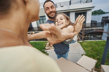 Sevgi dolu aile eğleniyor ve güzel bir gün geçiriyor.