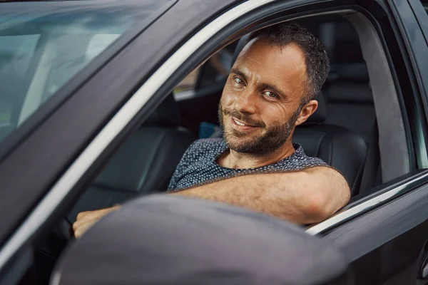 Motorista confiante sorrindo antes de mais uma viagem — Fotografia de Stock