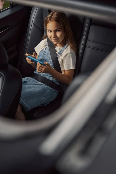 Safety on the road important for passengers of all ages — Stock Photo, Image