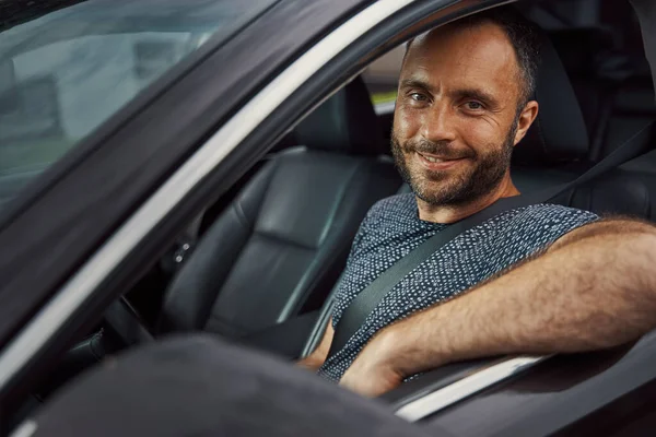 Condutor sorridente confiante seguindo as regras e medições de segurança — Fotografia de Stock