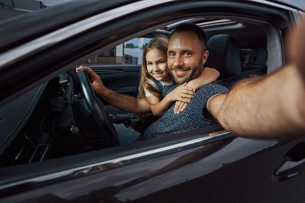 Pai carinhoso tomando selfie com seu filho antes da viagem — Fotografia de Stock