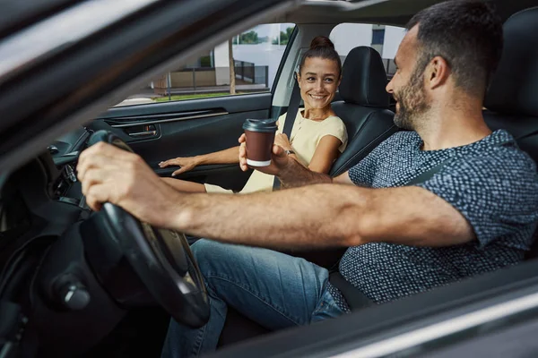 運転する前に妻と一緒に熱い飲み物を楽しむ — ストック写真