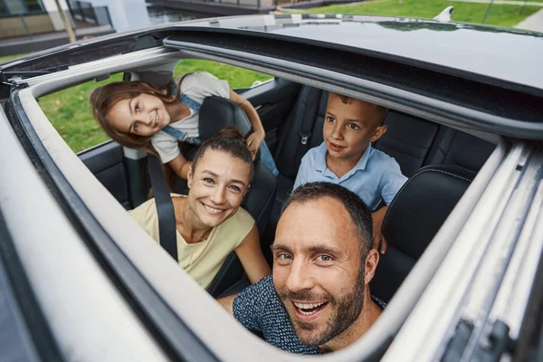 Viajar con toda la familia siempre es muy divertido. —  Fotos de Stock