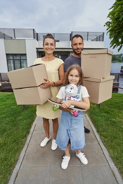 Família feliz se mudando para sua nova casa — Fotografia de Stock