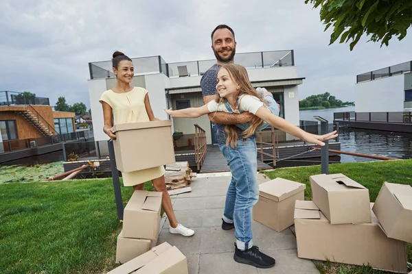 Humor alegre de família se mudando para sua nova casa — Fotografia de Stock