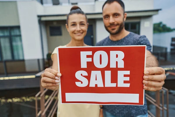 Schönes Haus verkaufen und in ein anderes ziehen — Stockfoto