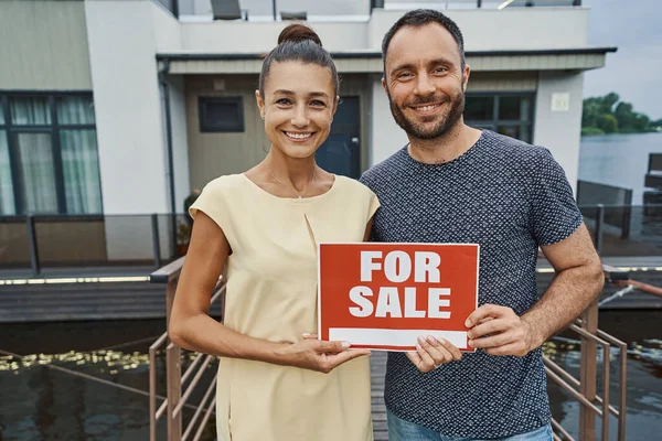 Casal adulto encantador vendendo sua bela casa — Fotografia de Stock