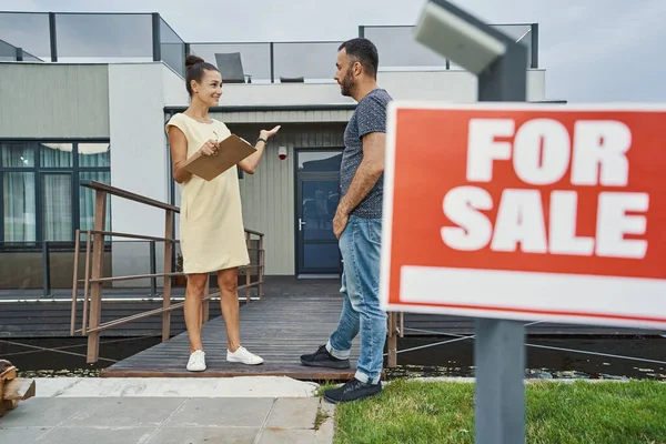 Wir können hineingehen und uns die Räume ansehen — Stockfoto