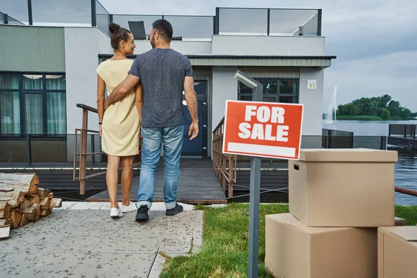 Família feliz de dois se mudando para a nova casa — Fotografia de Stock