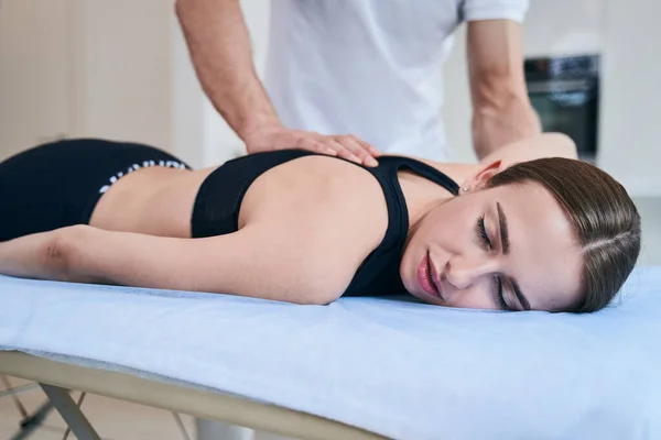 Jonge aantrekkelijke vrouw ontspannen bij de revalidatie behandeling in wellness centrum — Stockfoto