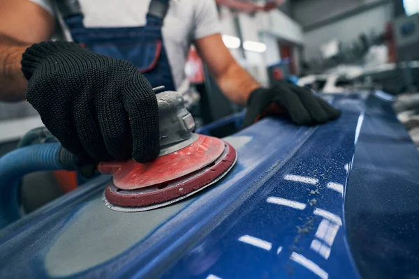 Reparador con lijadora quitando pintura vieja del coche —  Fotos de Stock