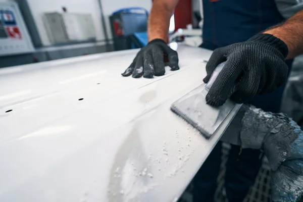 Mechanic sanding car body with hand tool — Stock Photo, Image