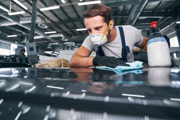 Worker checking an automobile surface after cleaning — Stock Photo, Image