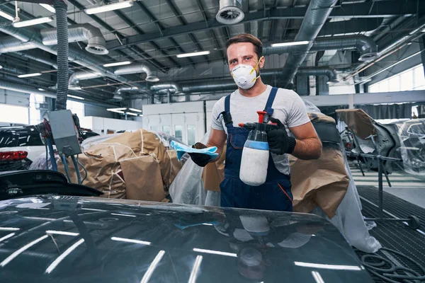 Arbeider på verksted for bilreparasjon klargjøring til å rengjøre bil – stockfoto