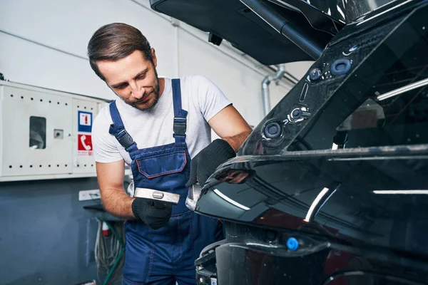 Pieza masculina del coche del peening del técnico automotriz durante el servicio auto —  Fotos de Stock