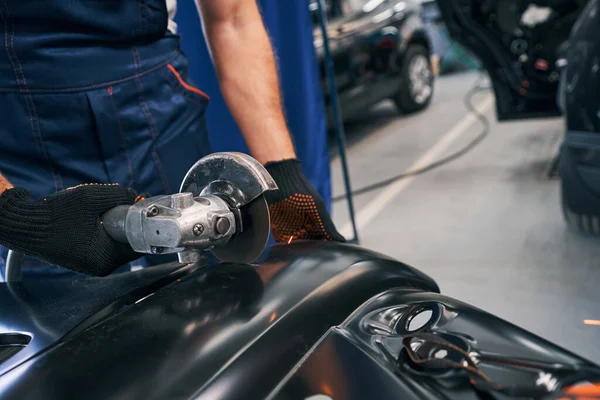 Reparadores corte de metal da peça de reposição do carro com moedor de ângulo — Fotografia de Stock