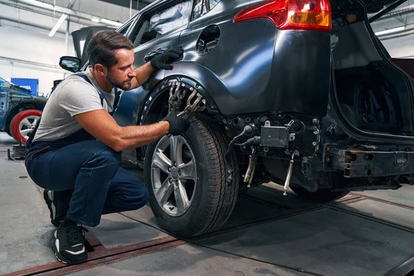 Dos abrazaderas dobles colocadas sobre el neumático del coche durante la reparación —  Fotos de Stock